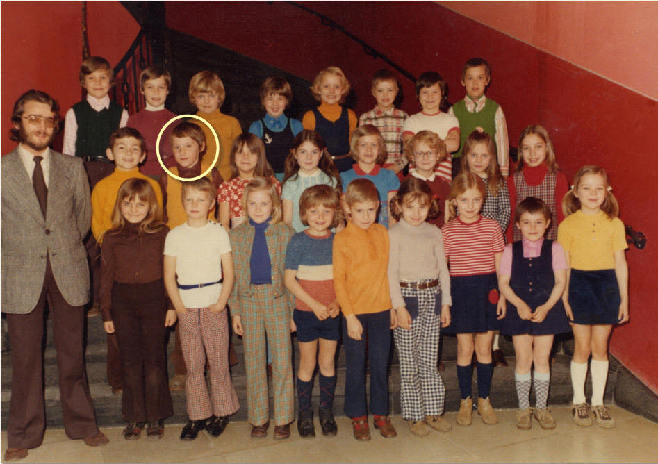 foto van het 2de leerjaar in 1972, Frank Van de Leest is omcirceld