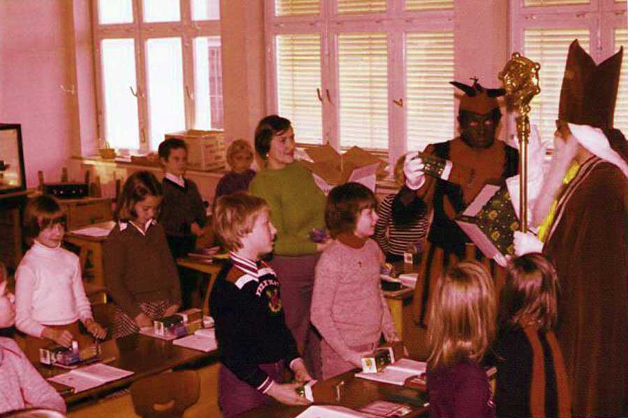 BSD Bensberg, Schooljaar: 1978-1979, Klas: 4de leerjaar, "Bezoek van Sinterklaas"

Van L>R
- ? - ? - Ann Vallons - Thomas Vandendriessche - Luc Cloes (bovenaan) - Mevr Caboor -