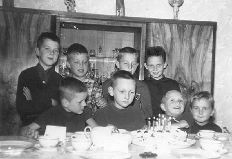 (van L naar R, staand) Peter Van Goolen, Axel Couvreur,Denis Geerinck, Jean-Franois Wiels, 
(zittend)Paul, Philippe (25/09/1954) en Johan Van Kerkhoven, Jean-Jacques Wiels