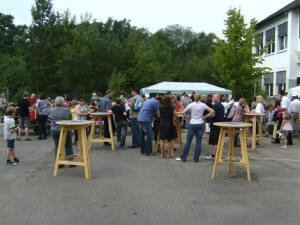 Links van de beroemde trappen van onze school, een gezellig praatje met een lekker pintje Kolsch.