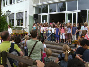 Schoolkoor op de beroemde trappen van onze school IJzer-Yser